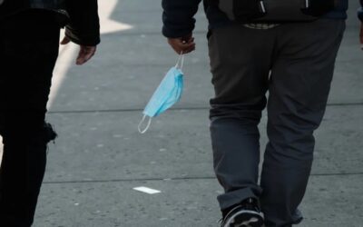 Mascarillas vuelven a algunos hospitales de EE.UU. ante un pico de contagios de COVID