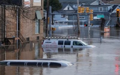 Equipos de Asistencia a Sobrevivientes de Desastres de FEMA están en el área para registrar a los afectados por las inundaciones.