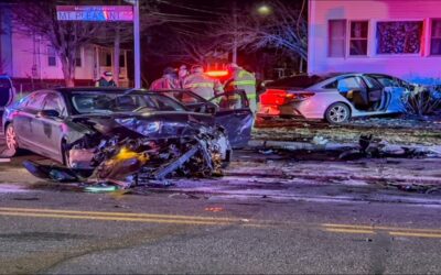 Auto se estrella contra casa en Providence