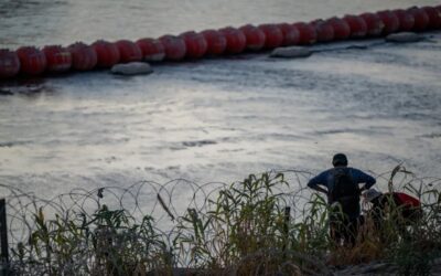 Corte le permite a Texas mantener la barrera de boyas en la frontera con México