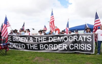 Cientos protestan contra inmigrantes indocumentados en las fronteras de Texas y de California