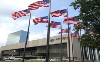 Mujer que disparaba fusil fue abatida por 2 agentes en iglesia en Texas; hay 2 heridos, dice policía