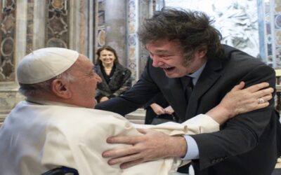 El papa y el presidente argentino Milei se abrazan tras canonizar a la primera santa argentina