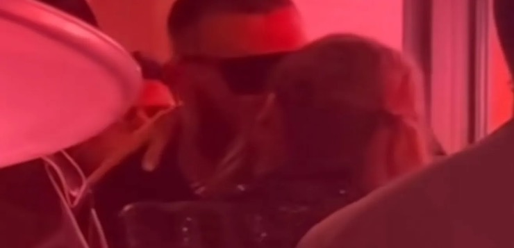 Travis Kelce y Taylor Swift derrochan caricias en afterparty del Super Bowl con Marshmellow