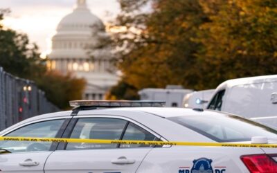 Tres policías baleados en Washington; lesiones no parecen poner en peligro sus vidas