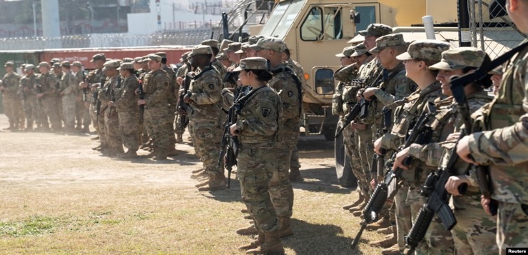 Texas construye «campamento base» militar en Eagle Pass, cerca de frontera con México