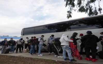Patrulla Fronteriza deja a migrantes en parada de autobús de San Diego al agotarse ayuda municipal
