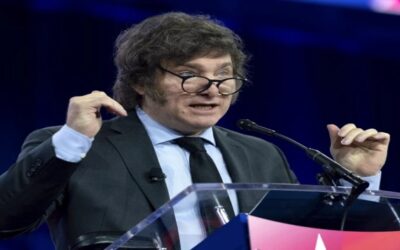 Trump abraza efusivamente a presidente argentino Javier Milei en cumbre conservadora