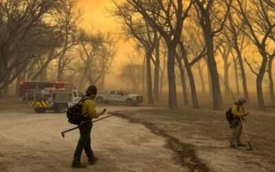 Incendios descontrolados calcinan el norte de Texas y obligan a cerrar una instalación nuclear