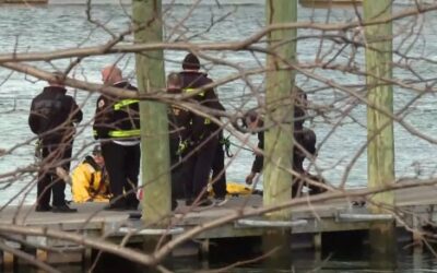 Socorristas rescatan a hombre cuya embarcación se volteó en el río Seekonk.