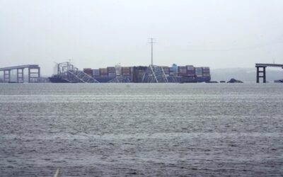 Barcazas trasladan grúas a Baltimore para ayudar a retirar restos del puente y abrir ruta de envío