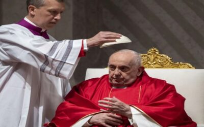 El papa no acude al vía crucis para conservar su salud antes de la Pascua, dice el Vaticano