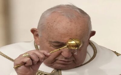 El papa preside la misa del Domingo de Pascua pese a las preocupaciones sobre su salud