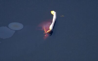 Helicóptero cae a laguna en South Kingstown, sus 2 tripulantes rescatados ilesos.