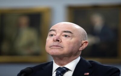 Representantes republicanos envían acusaciones contra Mayorkas al Senado; obligan juicio político