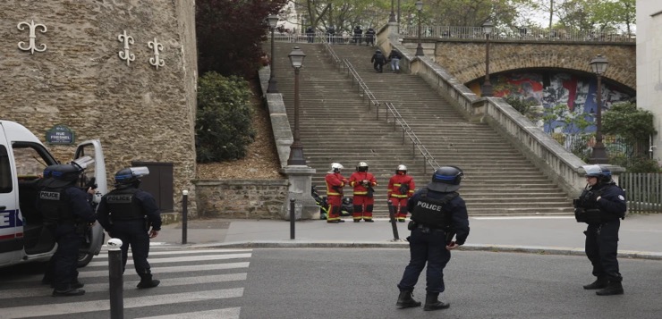 Policía de París detiene a hombre que portaba chaleco explosivo falso en consulado iraní