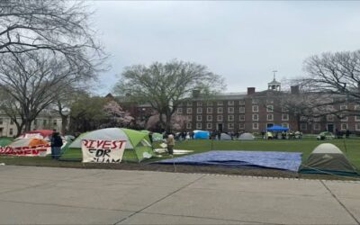 Estudiantes Brown acampan piden la desinversión de la universidad en la guerra entre Israel y Palestina.