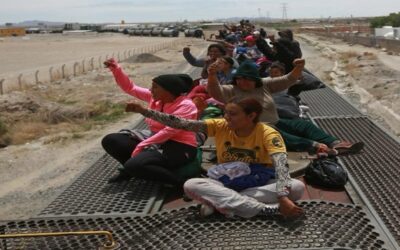 Miles de migrantes que llegan en tren a mexicana Ciudad Juárez deambulan por el río Bravo