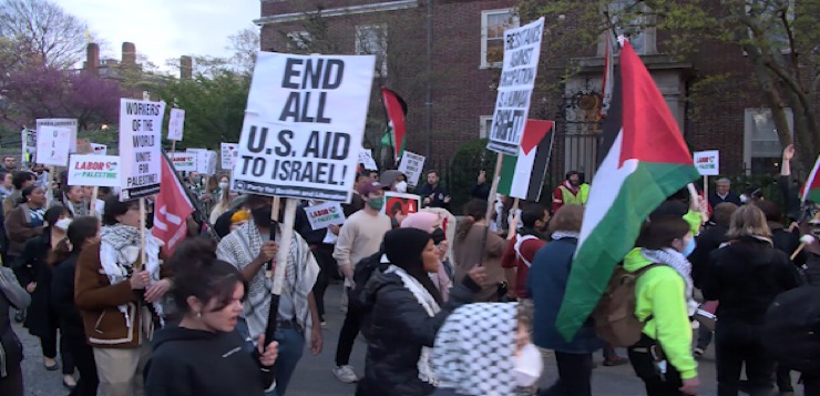 Manifestantes pro-palestina marchan hacia la casa de la presidenta Universidad Brown