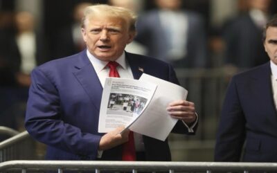 Juez dice a Trump que considera posibilidad de encarcelarlo por desacato de orden mordaza