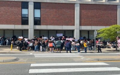 Estudiantes protestan el “despido” de 56 maestros