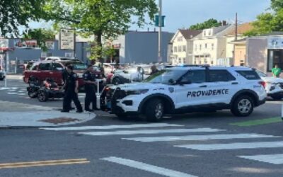 Sospechoso forcejea con la policía y termina huyendo en la patrulla