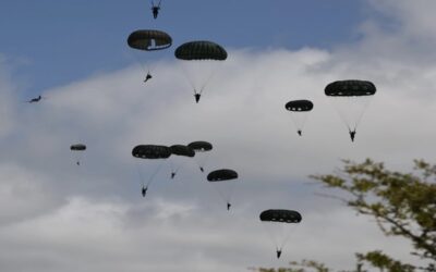 Salto masivo en paracaídas sobre Normandía inicia conmemoraciones de 80mo aniversario del Día D