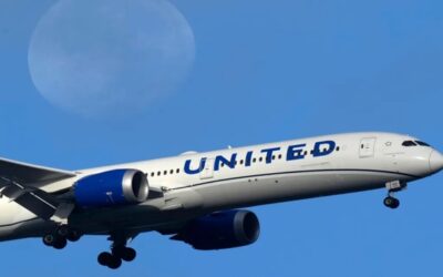 Decenas de pasajeros de United Airlines enfermaron durante un vuelo a Texas