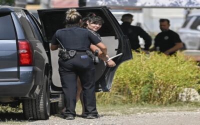 Encausan a siete personas tras hallazgo de inmigrantes ocultos en remolque sin agua en Texas