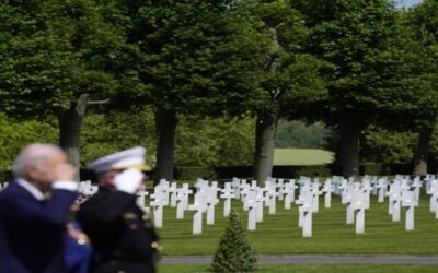 Biden cierra su viaje a Francia visitando un cementerio militar estadounidense