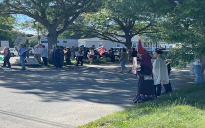 Manifestantes protestan frente a convención estatal del Partido Demócrata piden el fin de la ayuda militar a Israel.