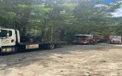 Bomberos Exeter rescatan a senderista que se fracturó pierna en la espesura del bosque.