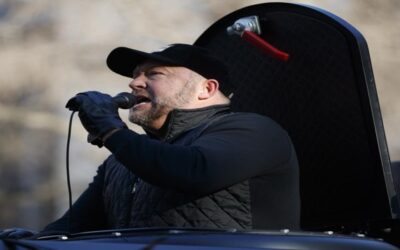 Aprueban liquidar activos del locutor Alex Jones para compensar a víctimas de difamación