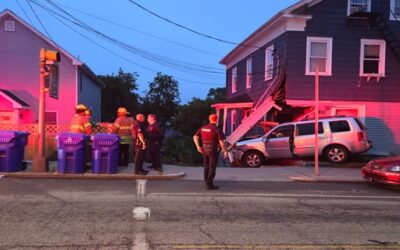 Camioneta se estrella con casa en Pawtucket.