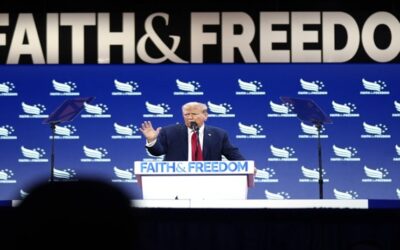 Trump respalda mostrar los diez mandamientos en escuelas y pide a evangélicos que voten en noviembre