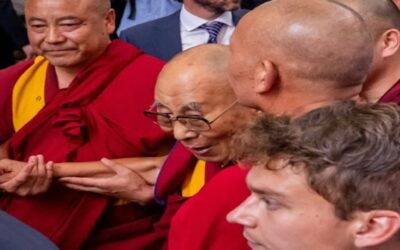 El dalái lama llega a Nueva York para recibir tratamiento para sus rodillas