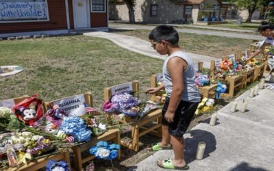 Exjefe de policía escolar de Uvalde arrestado por poner en peligro a niños en tiroteo