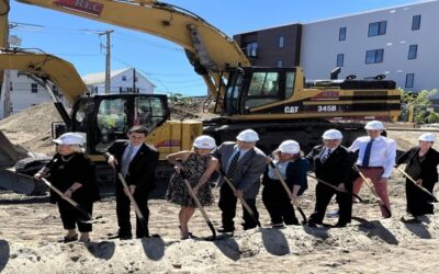 Autoridades celebran el inicio de las obras para viviendas asequibles en Providence.