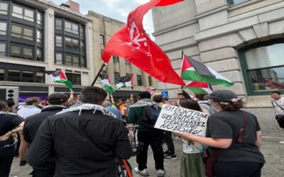 Manifestantes en apoyo de la ordenanza que pondría fin a las inversiones de la ciudad capital en Israel