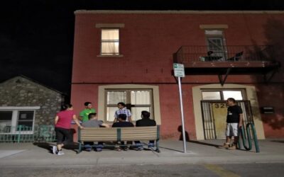 Texas sigue investigando a grupos de ayuda a migrantes en la frontera pese a orden judicial