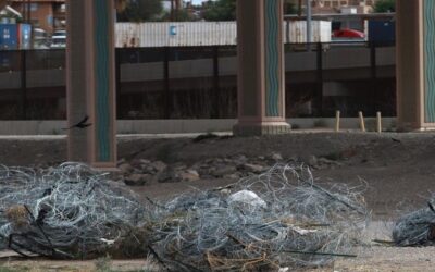 Autoridades de Texas quitan alambrada de navajas en la frontera con México