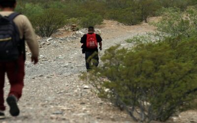 Migrantes cruzan por el desierto ante operativos en la frontera México-EE.UU.