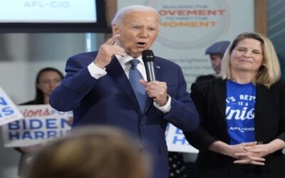 Pelosi dice que “depende del presidente” Biden decidir si permanecerá en la contienda de 2024