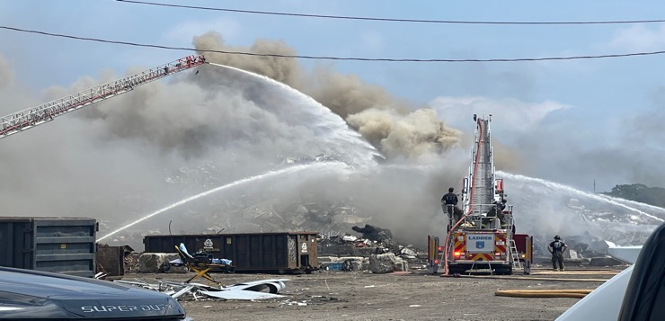 Fiscal General Neronha quiere cerrar depósito chatarra de Providence donde estalló un masivo incendio, el segundo en este año.