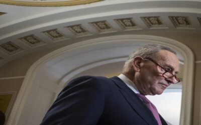 Schumer pide la dimisión de Menéndez, senador hallado culpable de corrupción