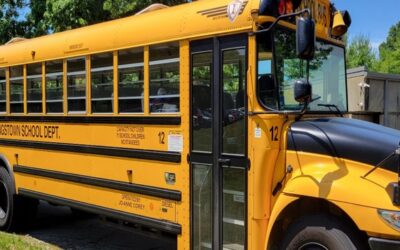 Conductor y monitores autobús escolar despedidos luego de “olvidar” a niño de 4 años en el bus.