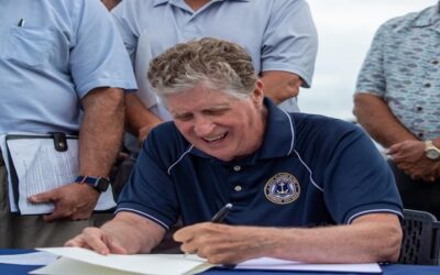 Gobernador McKee Firma la Orden Ejecutiva que Anuncia el 28 de julio como el 35º Día Anual de la Bahía del Gobernador