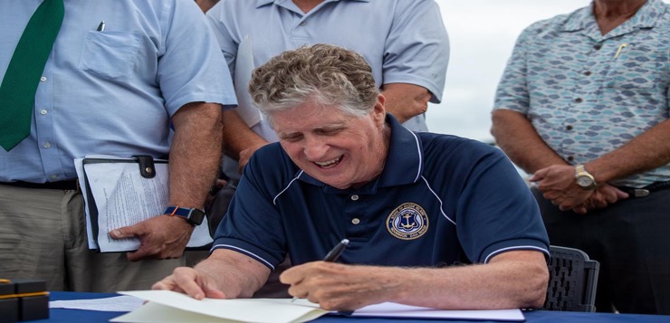 Gobernador McKee Firma la Orden Ejecutiva que Anuncia el 28 de julio como el 35º Día Anual de la Bahía del Gobernador