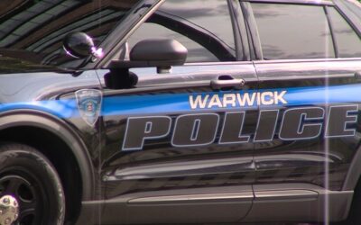 Moticlista grave luego de chocar con camioneta en Warwick