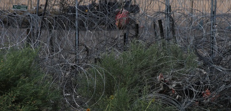 Texas amplía su controversial alambrada antimigrantes en la frontera con México